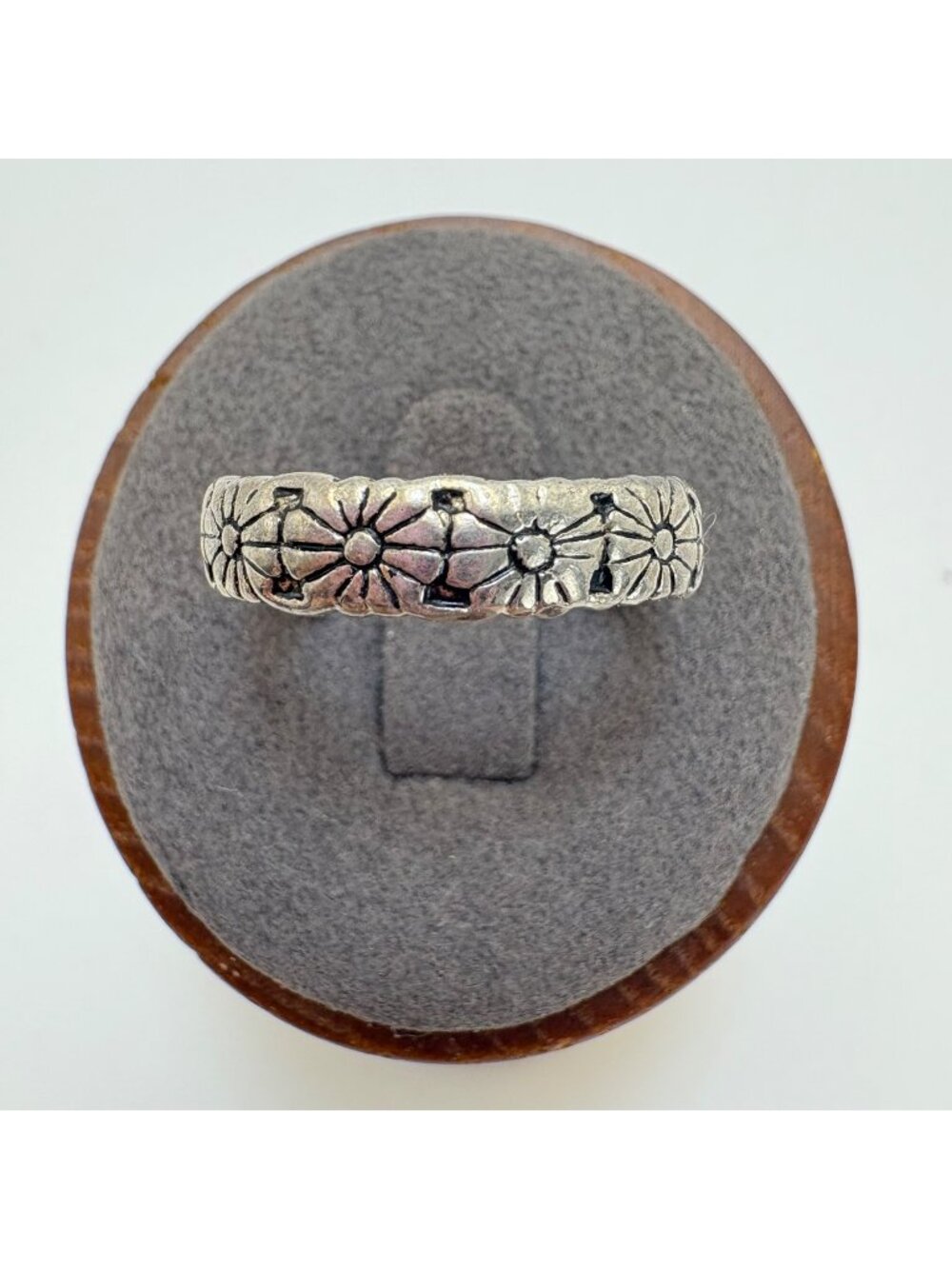 Flower Design Silver Tone Band Statement Ring Size 8